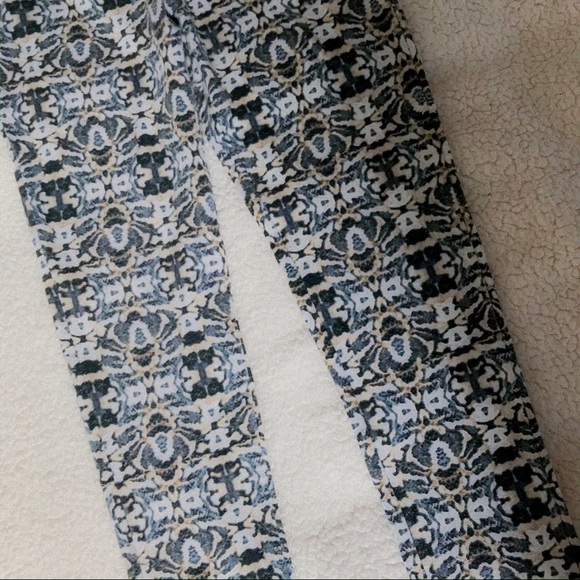 Express Comfy Printed Leggings - Picture 3 of 4